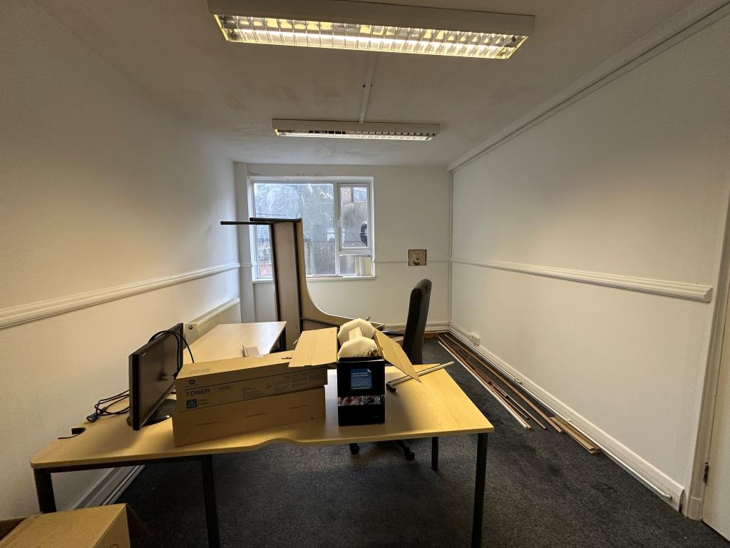 Lot: 31 - COMMERCIAL UNIT OVER FOUR FLOORS OF PROPERTY - Top floor office